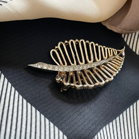 Marcel Boucher Vintage Signed and Numbered Clear Rhinestone Leaf Brooch - Picture 9 of 10